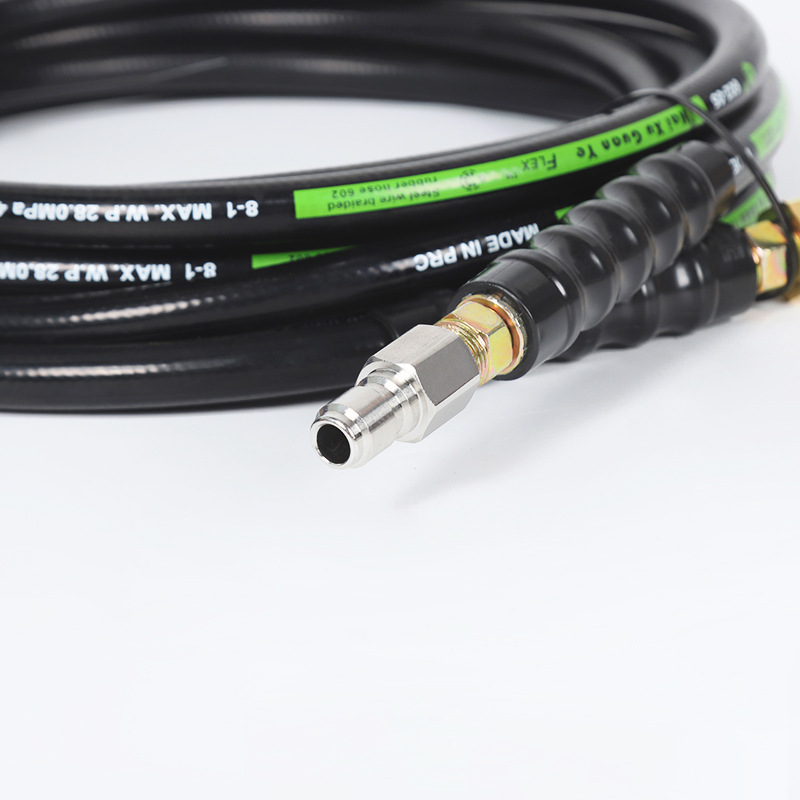 গৃহস্থালি নর্দমার মধ্যে উচ্চ চাপের জল পাইপগুলি আনলগিং করা