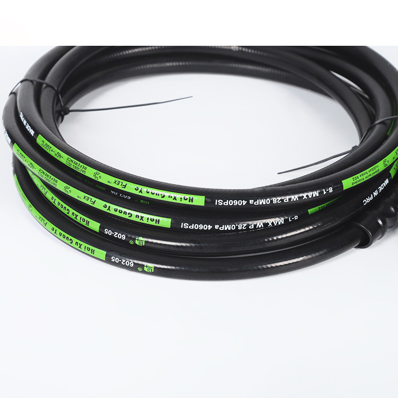 গৃহস্থালি নর্দমার মধ্যে উচ্চ চাপের জল পাইপগুলি আনলগিং করা